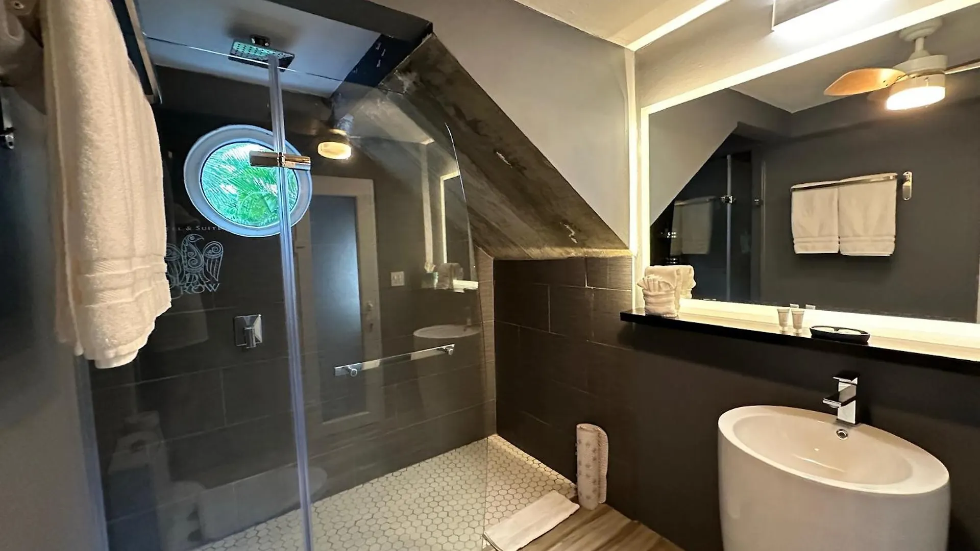 Old Crow Hotel And Suites Vieques